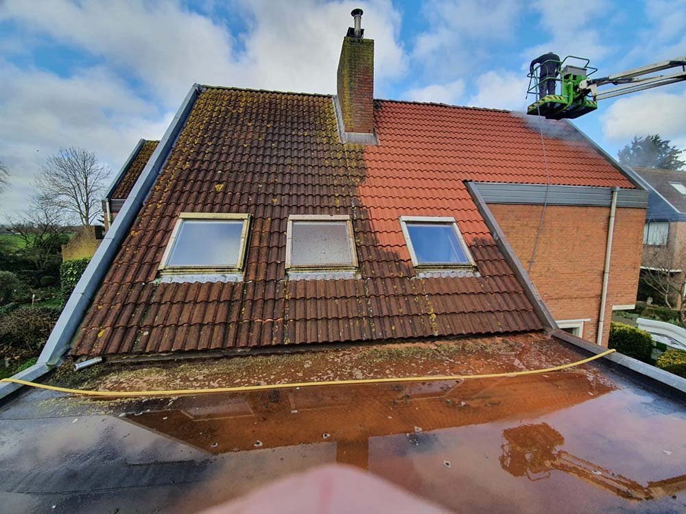 Dakpannen schoonmaken tijdens onderhoud