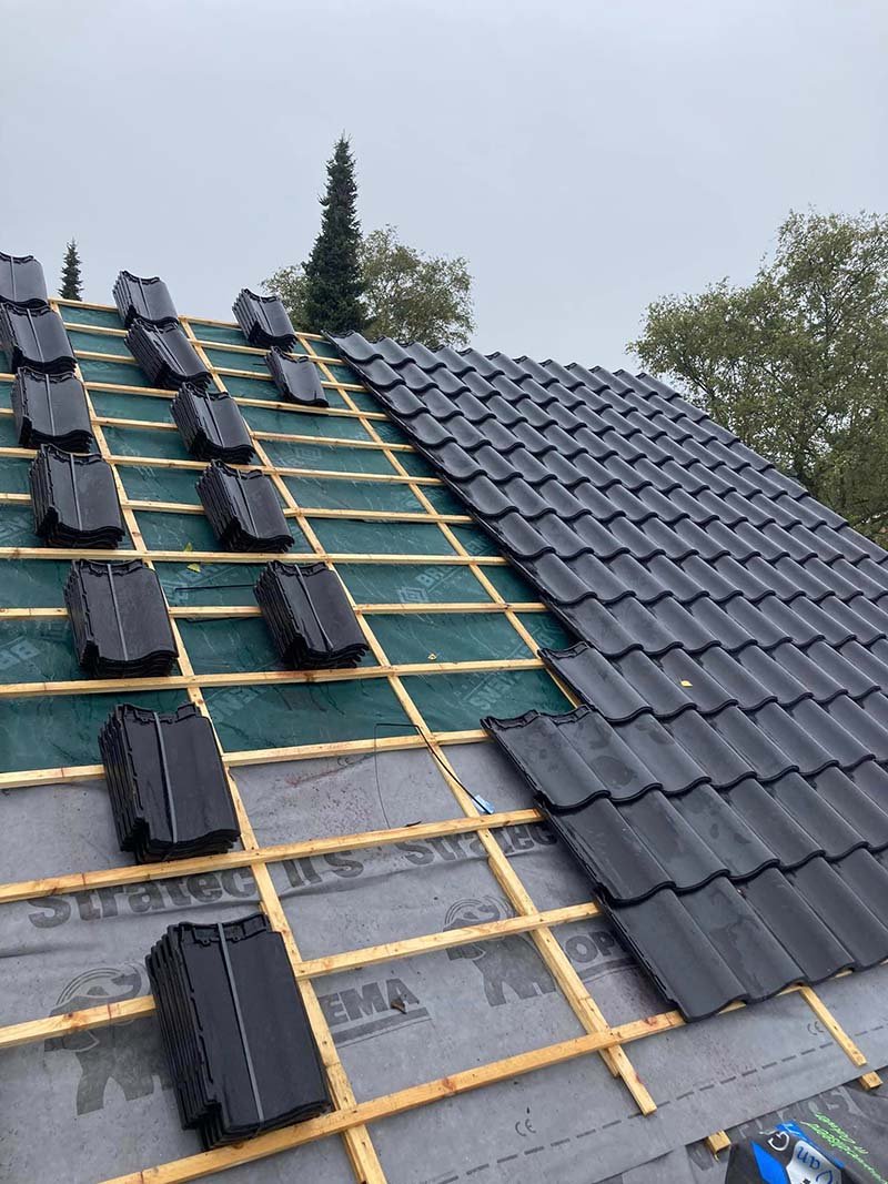Nieuwe dakpannen gezet door Haaglanden loodgieter in Den Haag