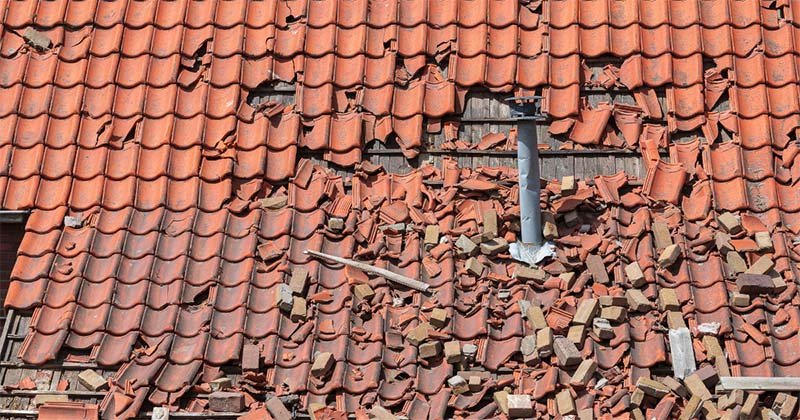Reparatie aan dakpannen na stormschade in Den Haag Centrum