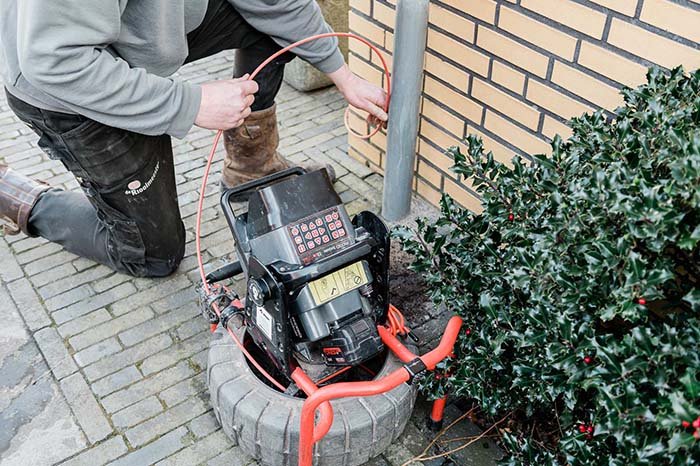 Riool inspectie om te ontstoppen door de loodgieter in Den Haag